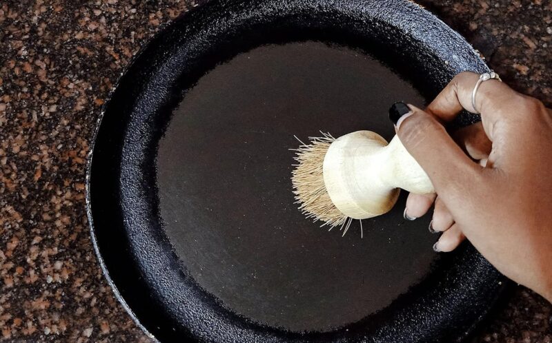 Palmera Natural Coir Tawa Brush for Spreading Oil on Dosa Tawa, Iron Tawa, Roti Tawa & Low Oil Frying on Pans (Fully Natural Food Grade Vaarnished Wood, 9X6X6 cm) (Pack of 1) - Image 5